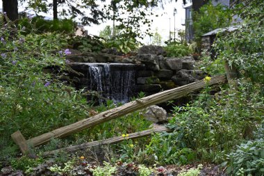 peyzajın arka planındaki çeşme,