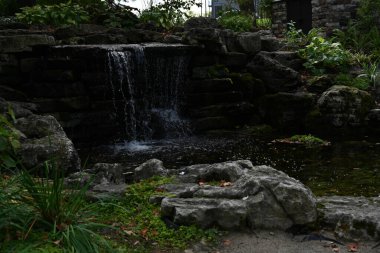 peyzajın arka planındaki çeşme,