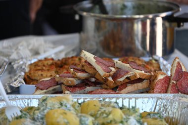 Sosisli sandviç ve dilimlenmiş sosis.,