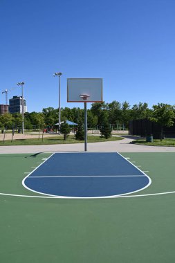 Parkta spor sahası ve ağ,
