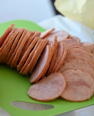 Sosisli sandviç ve dilimlenmiş sosis.,