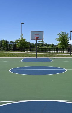 Parkta spor sahası ve ağ,