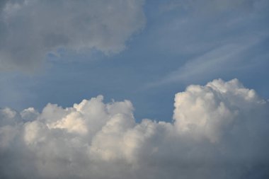 Beyaz bulutlar ve güzel bir gökyüzü,