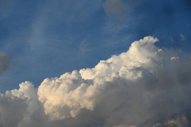 Beyaz bulutlar ve güzel bir gökyüzü,