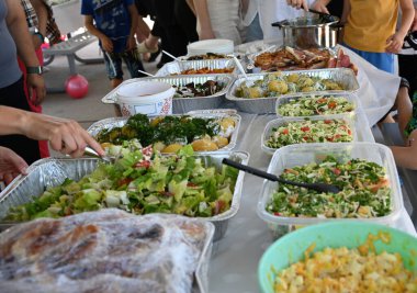 Masada farklı yemek ve salatalar,