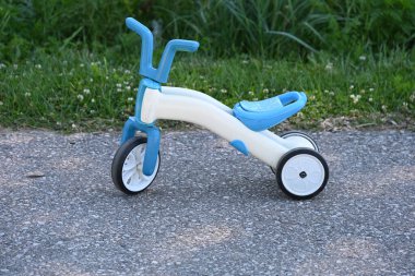 Çocuk bisikleti park alanında manzaraya karşı,