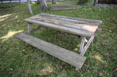 Parktaki boş ahşap bank.