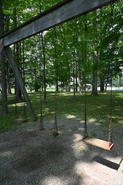 Çocuk parkındaki salıncak,