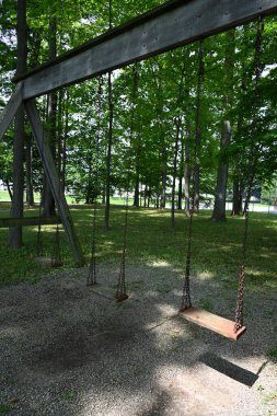 Çocuk parkındaki salıncak,