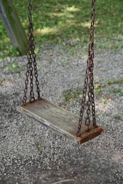 Çocuk parkındaki salıncak,