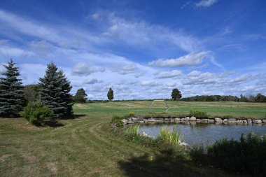 Bulutlu bir günde parkta bir çeşme 