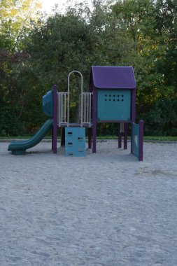 Parkta kayan çocukların oyun parkı. 