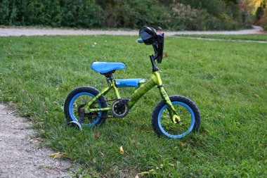 Parkta çocuk bisikleti 