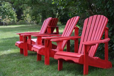 Bahçede kırmızı tahta sandalyeler 