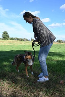 Güzel kadın ile köpek park