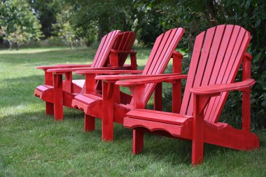 Bahçede kırmızı tahta sandalyeler 