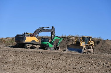 İnşaat alanında beyaz buldozer,