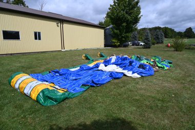 Parktaki güzel şişme oyun parkı