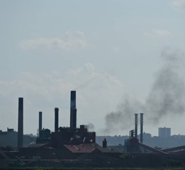 baca dumanı borular ve gökyüzü