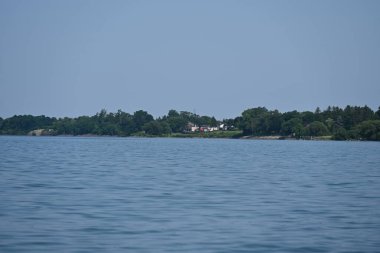 Denizden adaya ve mavi gökyüzüne