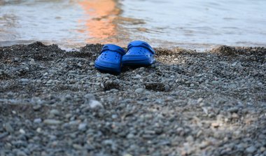 mavi ayakkabılar, plaj