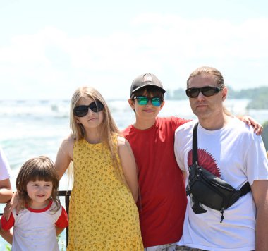 Baba ve çocuklar Niagara Şelalesinin arka planında