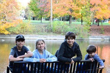 Sonbaharın arka planında parktaki çocuklar