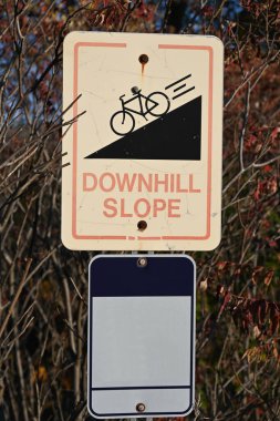 Yol tabelası bisiklet ve dik iniş