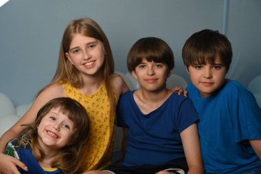 Mavi arka planda güzel çocuklar