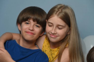 Mavi arka planda güzel çocuklar