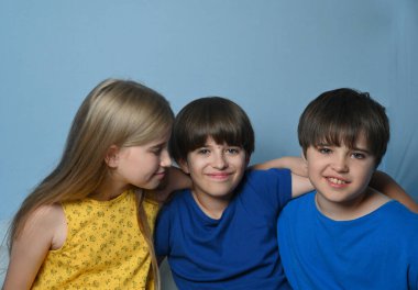 Mavi arka planda güzel çocuklar