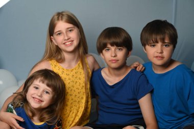 Mavi arka planda güzel çocuklar