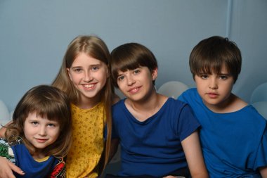 Mavi arka planda güzel çocuklar