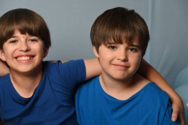 Mavi arka planda güzel çocuklar