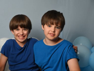 Mavi arka planda güzel çocuklar