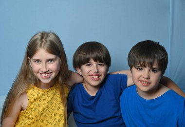 Mavi arka planda güzel çocuklar