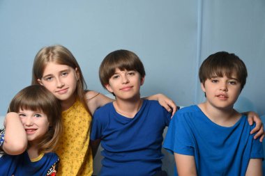 Mavi arka planda güzel çocuklar