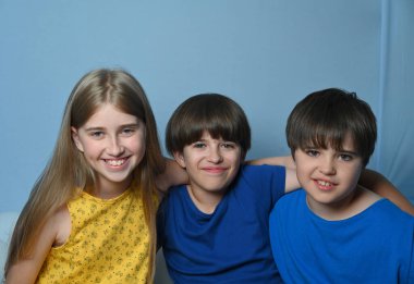 Mavi arka planda güzel çocuklar