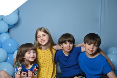Mavi arka planda güzel çocuklar