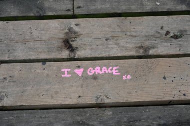 El yazısı olan ahşap tahta. Zarafeti seviyorum..