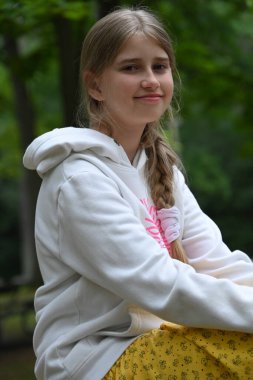 Parkta vakit geçiren sarışın kızın portresi. 