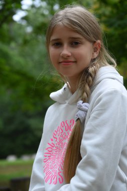 Parkta vakit geçiren sarışın kızın portresi. 