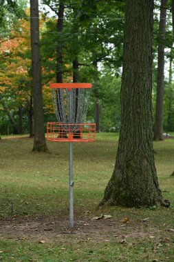 Disk golf oynamak için yüksek metal sepet 