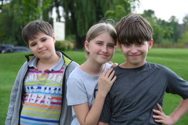 Çimenlerin üzerinde oturan çocuk