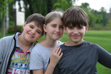 Çimenlerin üzerinde oturan çocuk