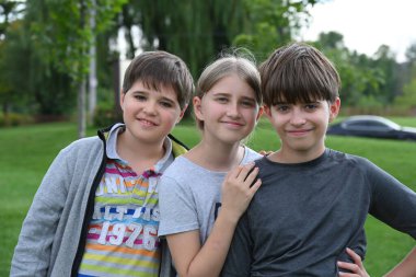 Çimenlerin üzerinde oturan çocuk