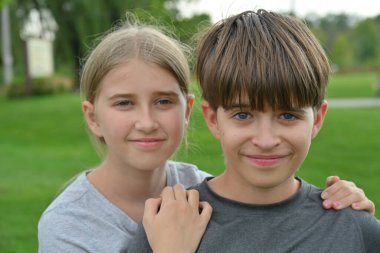 Çimenlerin üzerinde oturan çocuk