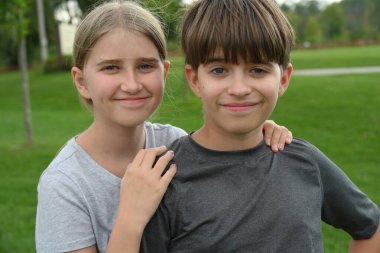 Çimenlerin üzerinde oturan çocuk