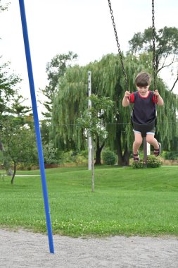 Çocuklar oyun bahçesinde oynuyorlar.