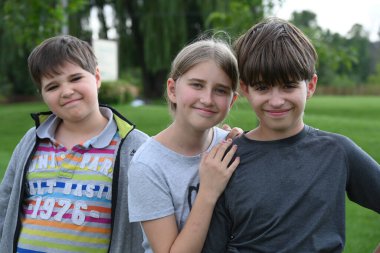 Çimenlerin üzerinde oturan çocuk